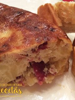Una foto de Tortilla de patata con jamón y chorizo