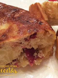 Una foto de Tortilla de patata con jamón y chorizo