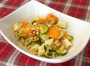 Foto di Orzo perlato con verdure, mozzarella e curcuma