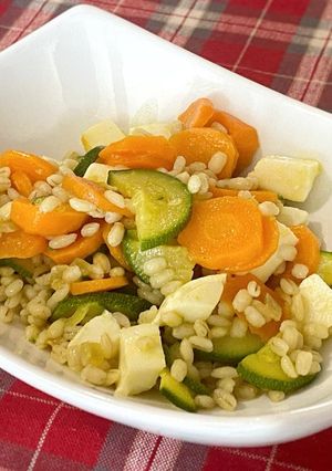 Foto di Orzo perlato con verdure, mozzarella e curcuma