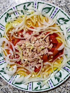Una foto de Ensalada de pimientos, cebolla y atún