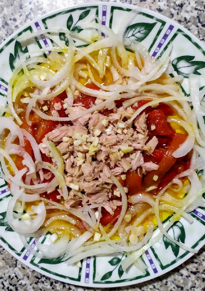 Una foto de Ensalada de pimientos, cebolla y atún