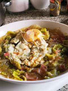 Una foto de Sopa de Repollo con fideos chinos y huevo cocido
