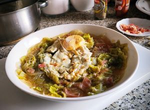Una foto de Sopa de Repollo con fideos chinos y huevo cocido