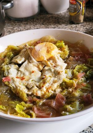 Una foto de Sopa de Repollo con fideos chinos y huevo cocido
