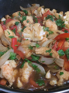 Una foto de Coliflor con pollo salteado 🍅