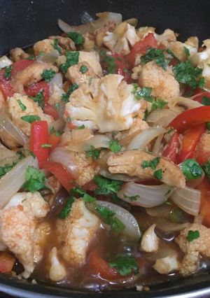Una foto de Coliflor con pollo salteado 🍅
