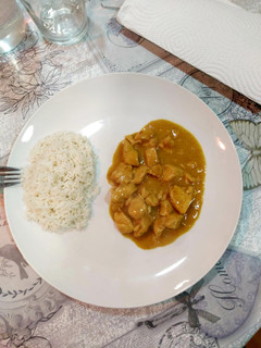 Una foto de Arroz con pollo al curry