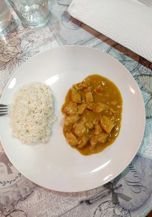 Una foto de Arroz con pollo al curry