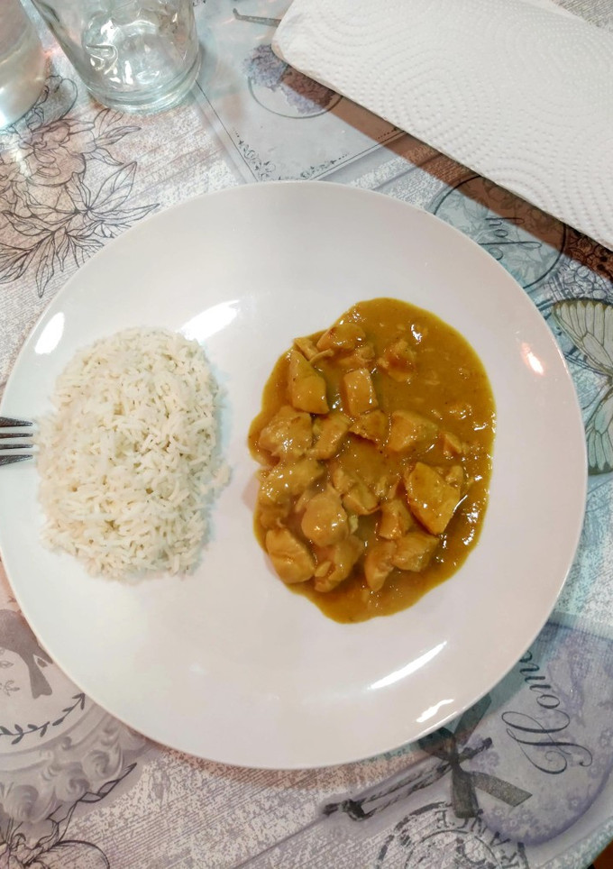 Una foto de Arroz con pollo al curry