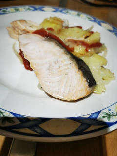 Una foto de Salmón con verduras al horno