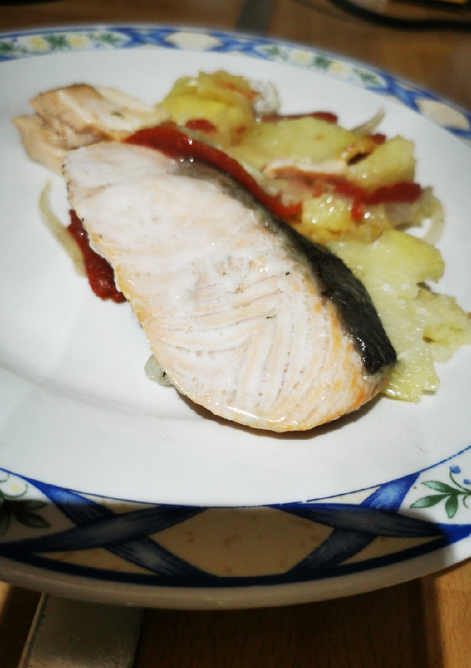 Una foto de Salmón con verduras al horno
