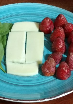 Una foto de Ensalada tricolore: rúcula, mozzarella y frutilla