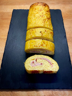 Una foto de Tortilla de patatas enrollada con jamón y queso