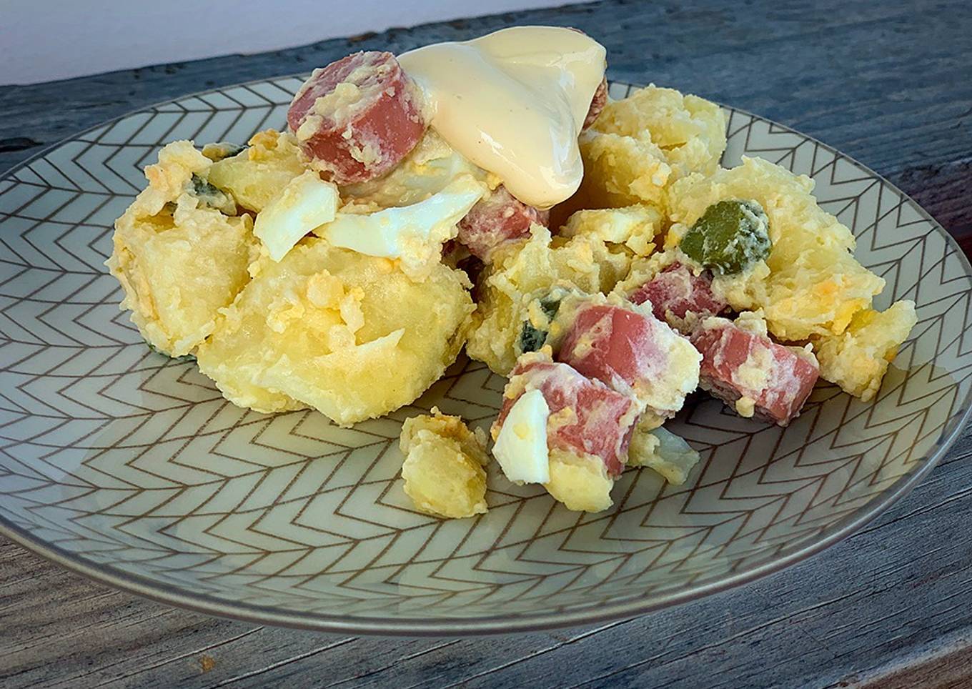 Ensalada de patatas y salchichas