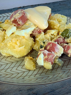 Una foto de Ensalada de patatas y salchichas