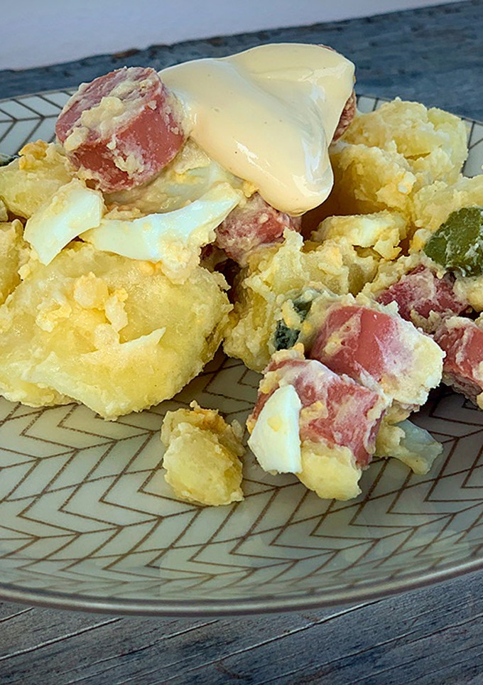 Una foto de Ensalada de patatas y salchichas