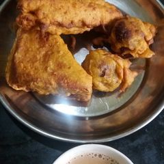 A picture of Stuffed bread pakoda with kadak chai.