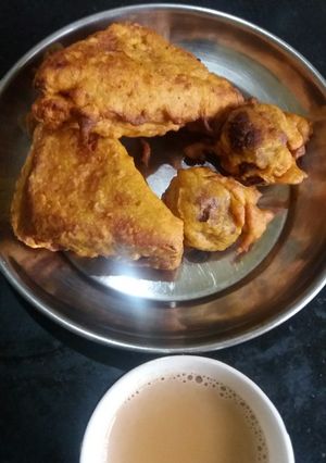 A picture of Stuffed bread pakoda with kadak chai.