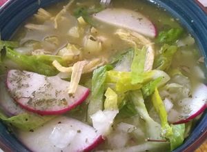 Una foto de Pozole verde de pollo