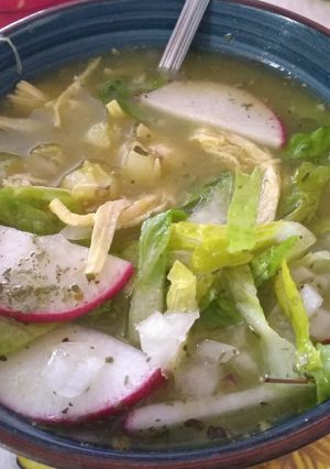Una foto de Pozole verde de pollo