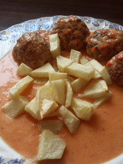 Una foto de Albóndigas en salsa de pimientos rojos 🤤