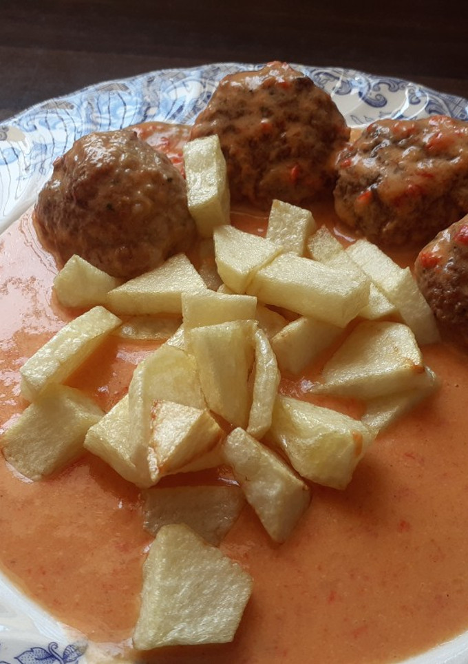 Una foto de Albóndigas en salsa de pimientos rojos 🤤