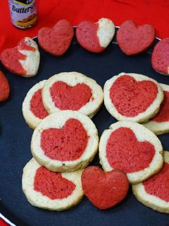 ভ্যানিলা কুকিজ (Vanilla red heart cookies recipe in Bengali) রেসিপির প্রধান ছবি