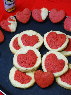 ভ্যানিলা কুকিজ (Vanilla red heart cookies recipe in Bengali) রেসিপির প্রধান ছবি