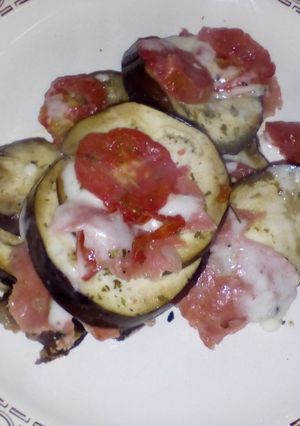 Una foto de Berenjena salteada con jamón queso y tomate