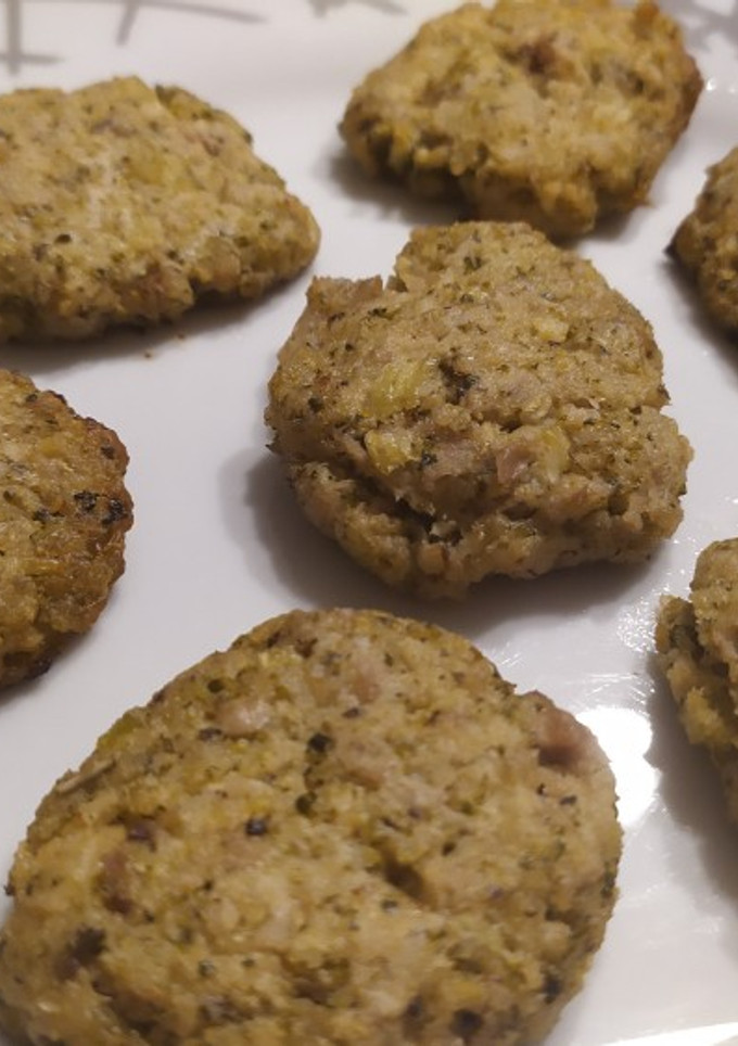 Una foto de Nuggets de pollo y brócoli 🥦