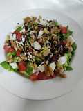 Ensalada con tomate, queso y nueces