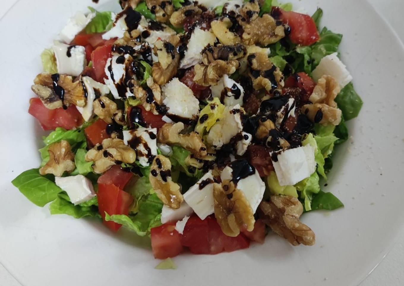 Ensalada con tomate, queso y nueces