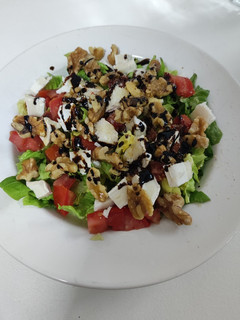 Una foto de Ensalada con tomate, queso y nueces