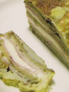 Una foto de Tortilla de berenjena, york y queso