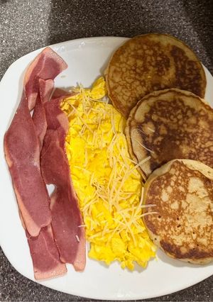 Una foto de Revoltillo y parmesano con Panqueque y tocineta de pavo
