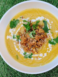 Una foto de Crema de verduras con lentejas al curry