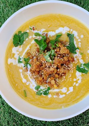 Foto principal de Crema de verduras con lentejas al curry