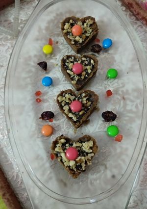 A picture of Eggless Cake tarts with chocolate and walnuts.