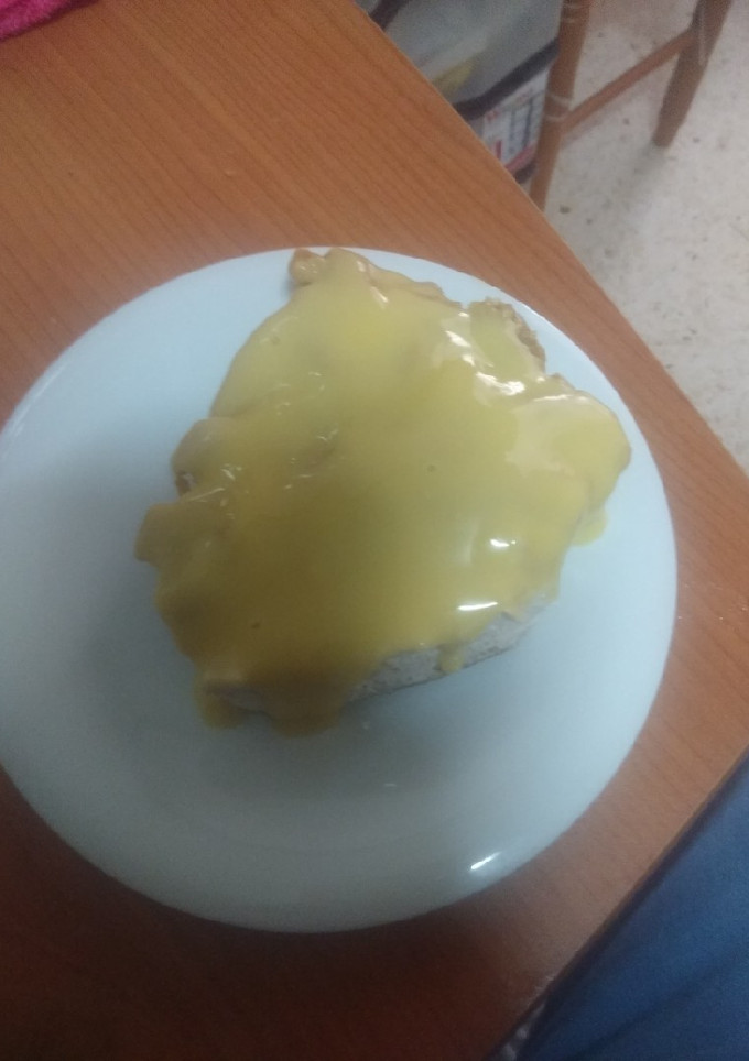 Una foto de Semifrío de mousse de chocolate negro recubierto de natillas