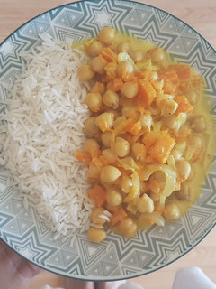 Una foto de Tikka masala de garbanzos y calabaza