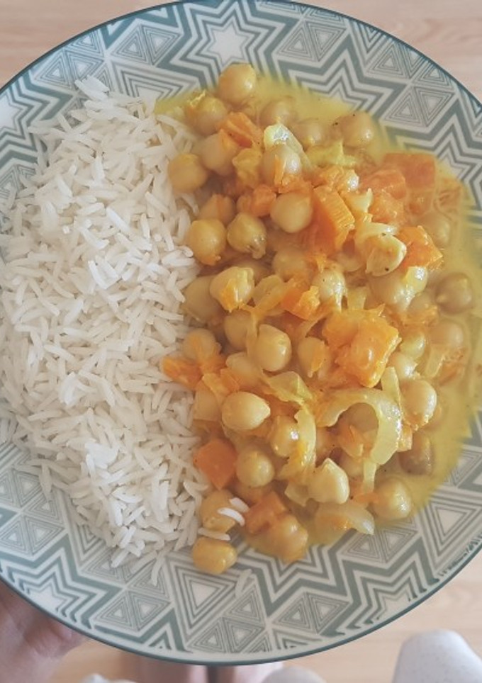 Una foto de Tikka masala de garbanzos y calabaza