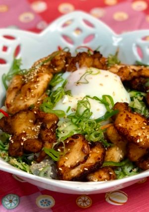 A picture of Colorful Vegetable Salad with Fried Chicken and Poached Egg.