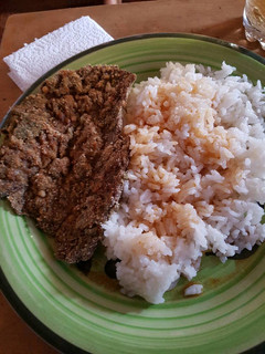 Una foto de Milanesa con arroz o puré