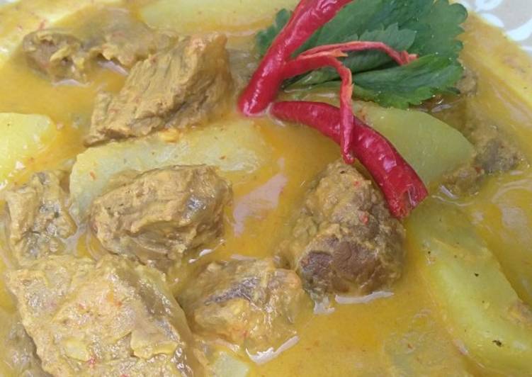 Gulai daging kentang