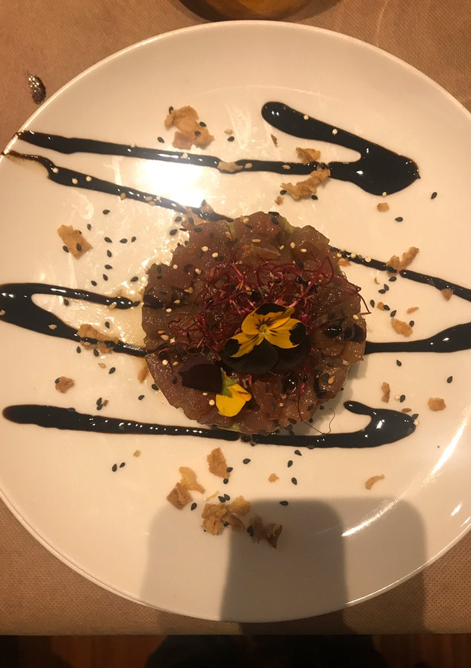 Una foto de Tartar de atún rojo y aguacate