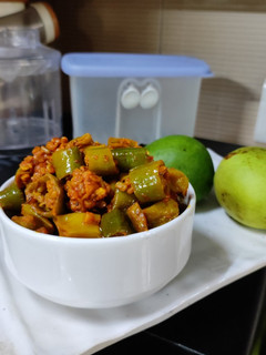 चटपटा कच्चा आम हरी मिर्च रेसिपी मुख्य फोटो