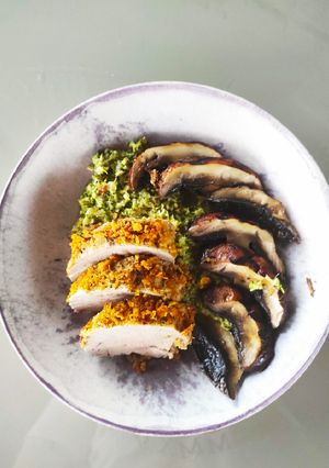 Zdjęcie przepisu Polędwiczka wieprzowa w panierce panko, parmezanowe brokuły.