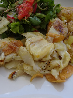 Foto de Bacalhau assado com batatas a murro e salada