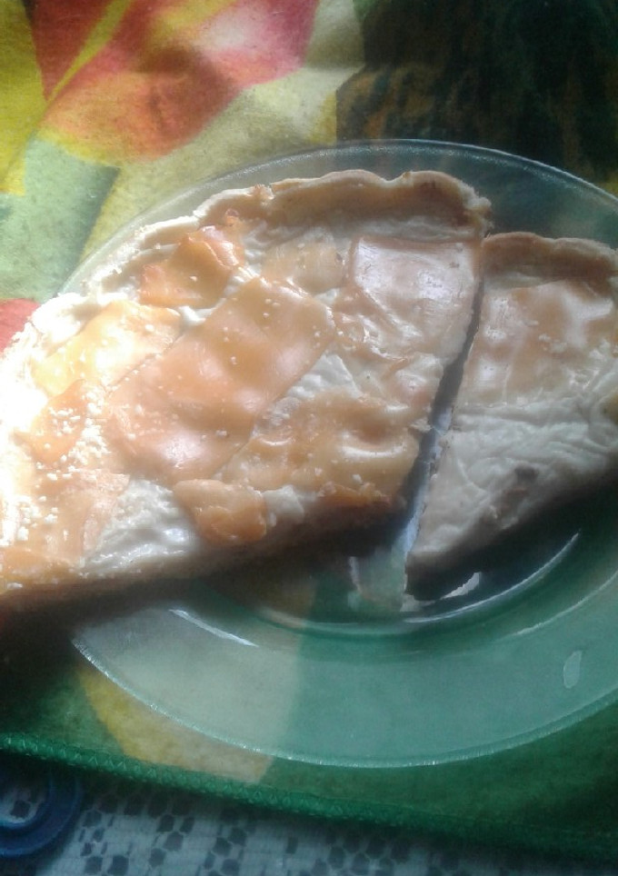 Una foto de Tarta De Jamón Queso Salsa Blanca Y Pancho